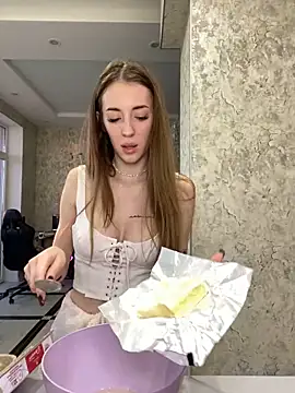 Evelyn Mooree online show from 6, 1, 2025