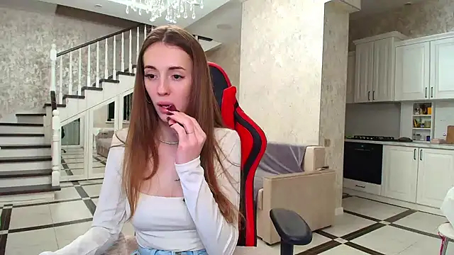 Evelyn Mooree online show from 13, 1, 2025