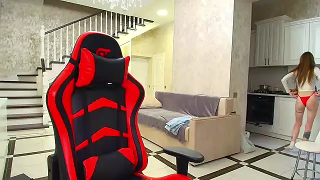 Evelyn Mooree online show from 14, 1, 2025