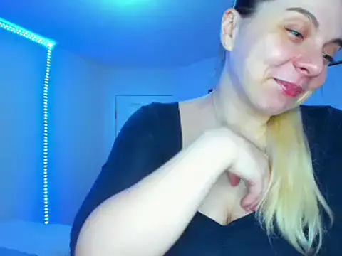 Snapshot of HappyIva chatting on 2, 3, 2025 HappyIva online show from 2, 3, 2025