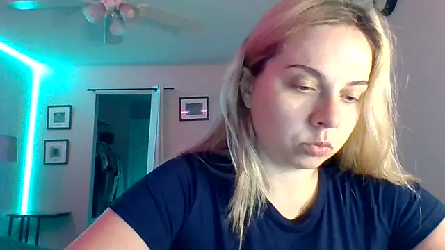 Snapshot of HappyIva chatting on 22, 9, 2025 HappyIva online show from 22, 9, 2025