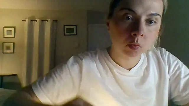 Snapshot of HappyIva chatting on 8, 10, 2025 HappyIva online show from 8, 10, 2025