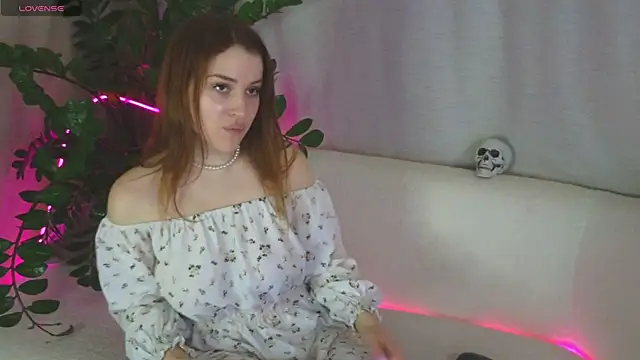 Snapshot of EllieGarson chatting on 28, 10, 2025 EllieGarson online show from 28, 10, 2025