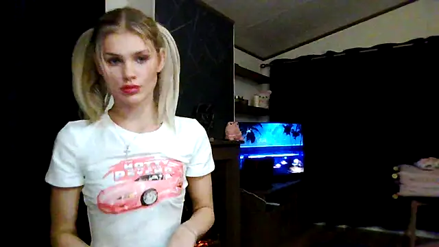 Snapshot of English_Teen_Evelyn chatting on 12, 1, 2025 English Teen Evelyn online show from 12, 1, 2025