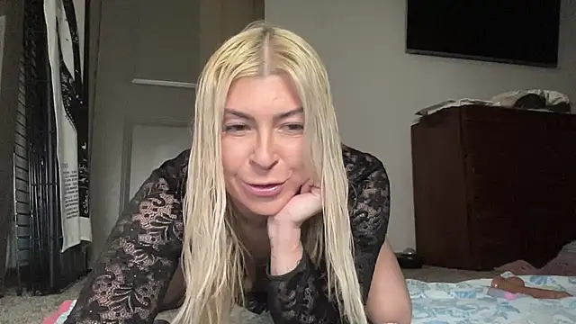 Snapshot of chloecums4u chatting on 10, 3, 2025 chloecums4u online show from 10, 3, 2025