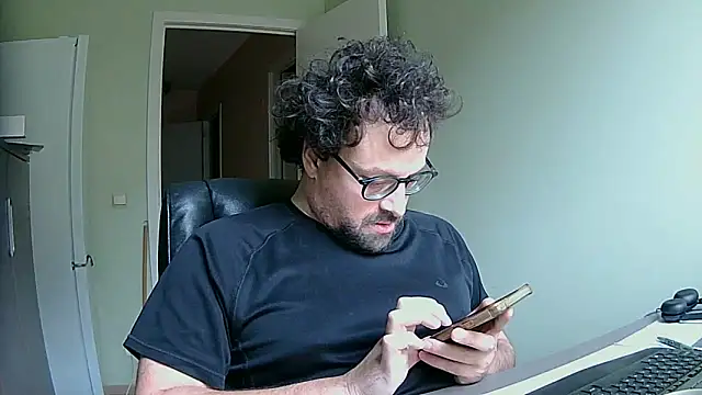 Snapshot of littlehairyman chatting on 28, 10, 2025 littlehairyman online show from 28, 10, 2025