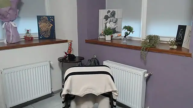 mini girly online show from 28, 2, 2025