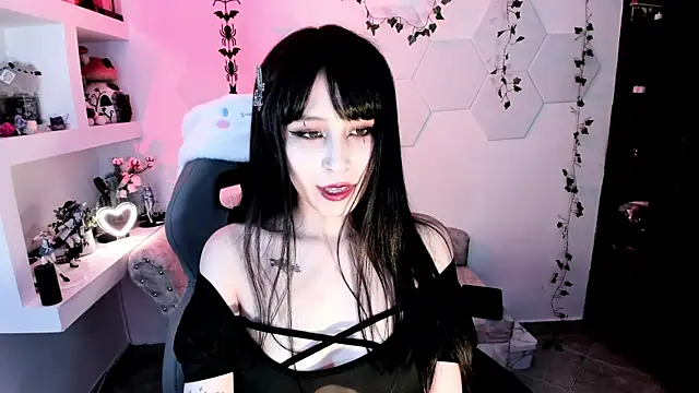 Effy Devalk online show from 24, 2, 2025