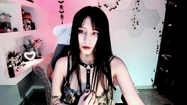 Effy Devalk online show from 3, 3, 2025