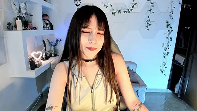 Snapshot of Effy_Devalk chatting on 8, 10, 2025 Effy Devalk online show from 8, 10, 2025