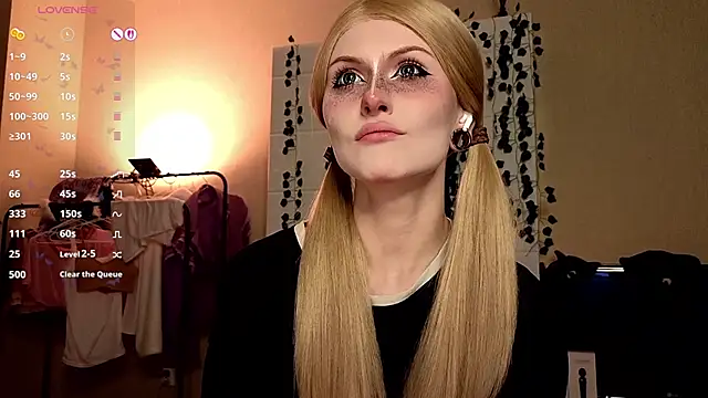 Snapshot of Emily__Mooree chatting on 18, 10, 2025 Emily Mooree online show from 18, 10, 2025