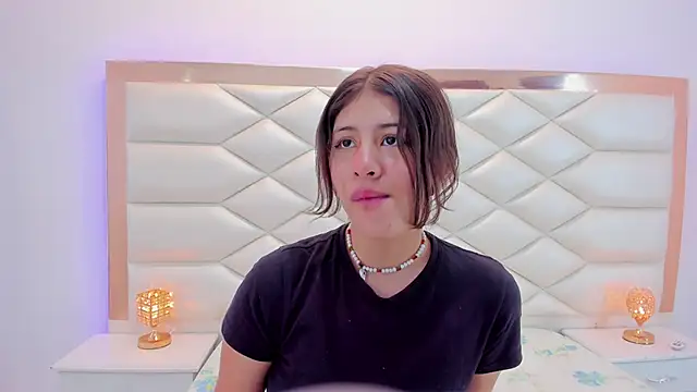 MiaQueen021 online show from 17, 1, 2025