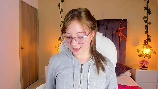 Dahlia Rousse online show from 10, 10, 2025