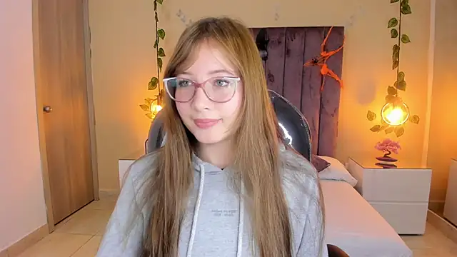 Dahlia Rousse online show from 15, 10, 2025