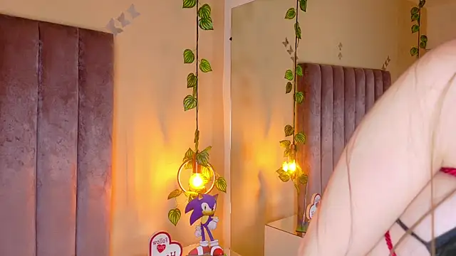 Dahlia Rousse online show from 12, 4, 2026