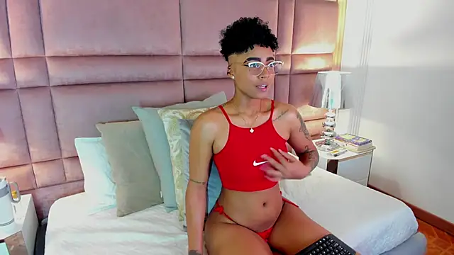 Snapshot of LuciaWallace chatting on 6, 10, 2025 LuciaWallace online show from 6, 10, 2025