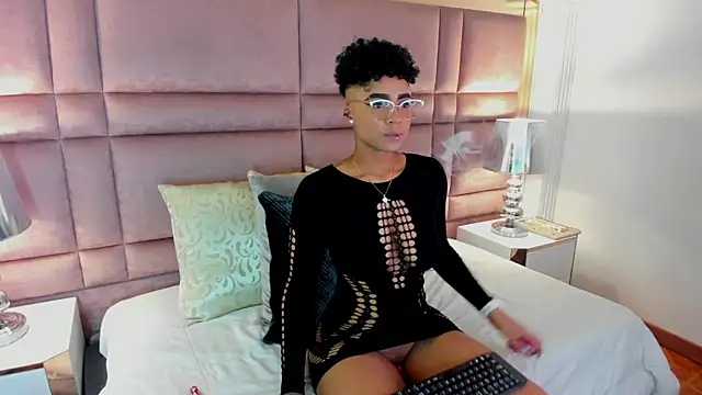 Snapshot of LuciaWallace chatting on 10, 10, 2025 LuciaWallace online show from 10, 10, 2025