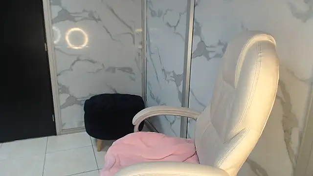 Salmaportman69 online show from 12, 2, 2025