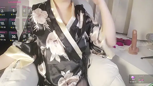 Snapshot of Hey-Cute chatting on 27, 2, 2025 Hey-Cute online show from 27, 2, 2025