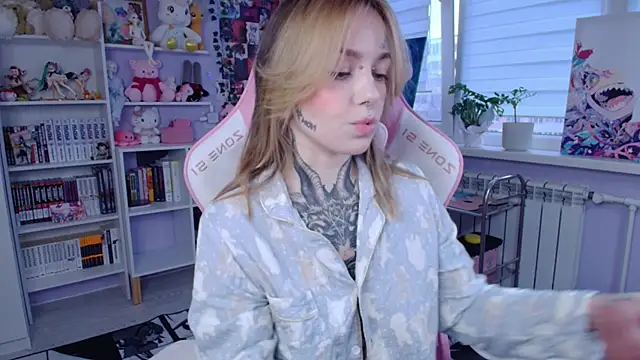 Snapshot of Catharsisi chatting on 22, 10, 2025 Catharsisi online show from 22, 10, 2025