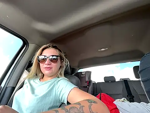 Snapshot of Hatgirl69 chatting on 20, 9, 2025 Hatgirl69 online show from 20, 9, 2025