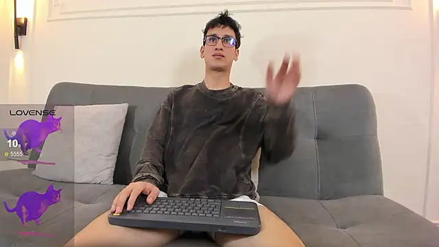 Snapshot of Cum_hunters chatting on 3, 3, 2026 Cum hunters online show from 3, 3, 2026