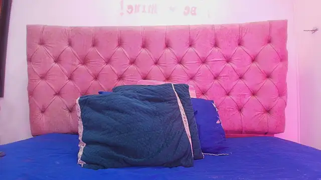 Auroraa miller online show from 11, 9, 2025