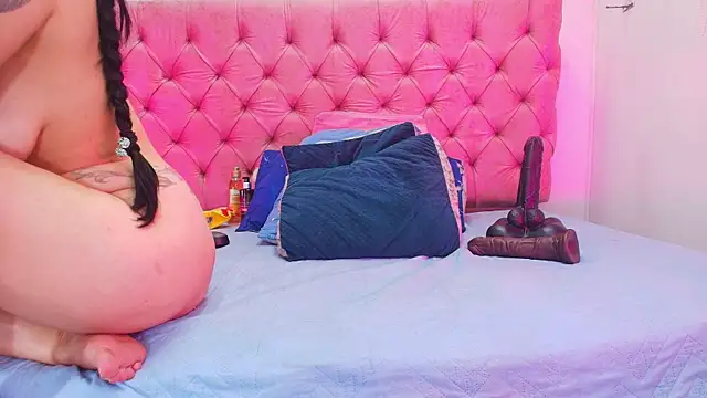 Auroraa miller online show from 14, 9, 2025