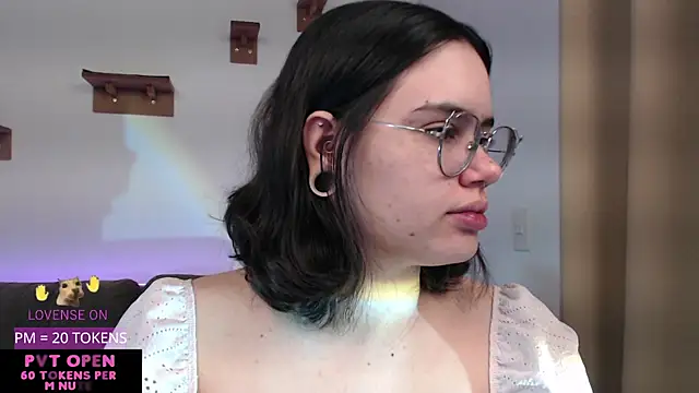 Snapshot of crystalll_room chatting on 13, 5, 2026 crystalll room online show from 13, 5, 2026
