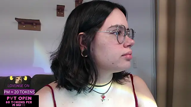 Snapshot of crystalll_room chatting on 14, 5, 2026 crystalll room online show from 14, 5, 2026
