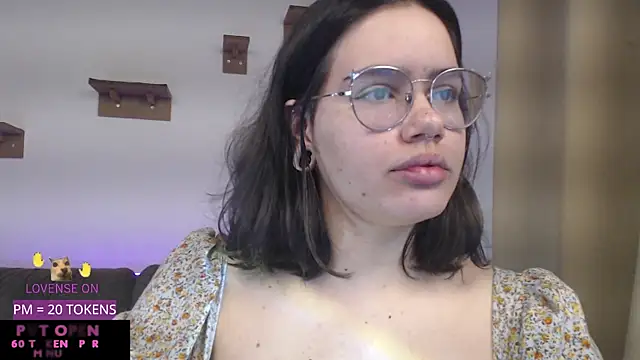 Snapshot of crystalll_room chatting on 22, 5, 2026 crystalll room online show from 22, 5, 2026