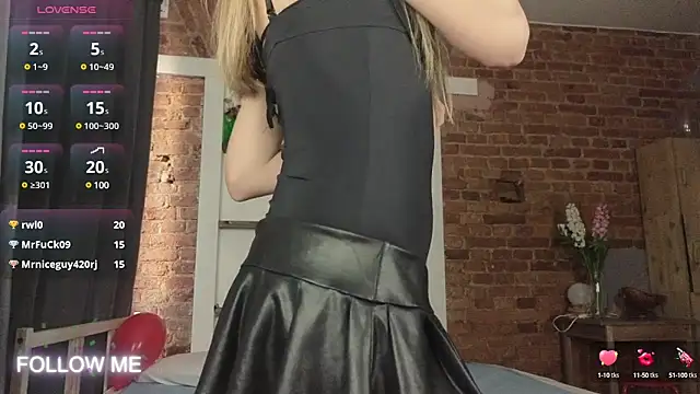 Snapshot of _TiffanyCo_ chatting on 4, 2, 2025 TiffanyCo online show from 4, 2, 2025