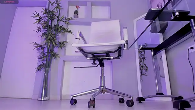 hannah howeell   online show from 11, 9, 2025