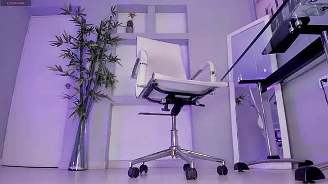 hannah howeell   online show from 23, 9, 2025