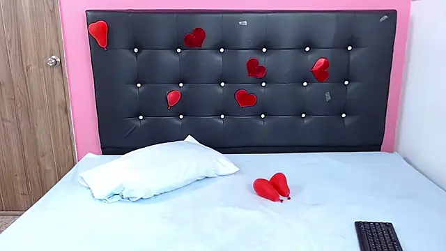 ninanaughty13 online show from 5, 3, 2025