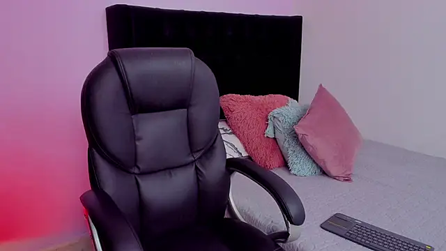 Snapshot of Paulina_Lopezz chatting on 6, 3, 2026 Paulina Lopezz online show from 6, 3, 2026