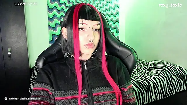 Snapshot of roxy_toxic chatting on 7, 3, 2025 roxy toxic online show from 7, 3, 2025