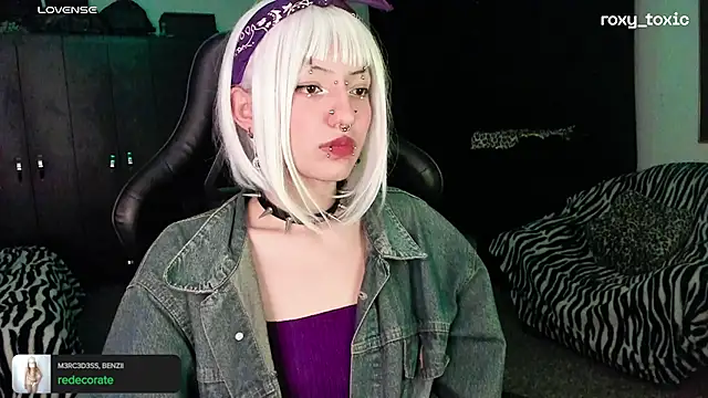 Snapshot of roxy_toxic chatting on 8, 10, 2025 roxy toxic online show from 8, 10, 2025