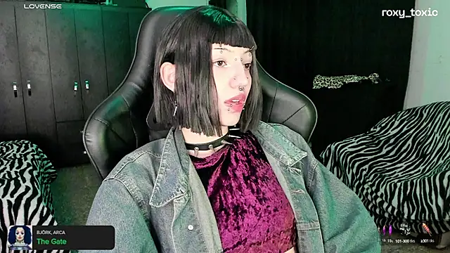 Snapshot of roxy_toxic chatting on 9, 10, 2025 roxy toxic online show from 9, 10, 2025