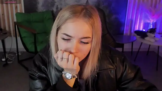 DakotaaJohnnson online show from 6, 11, 2025