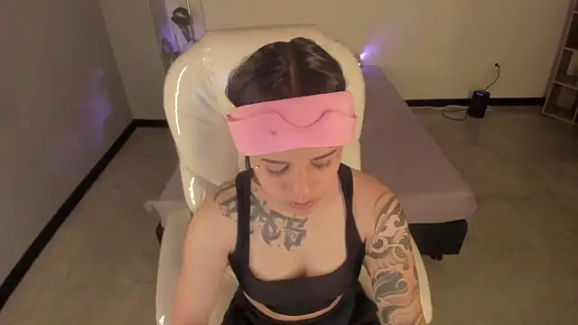 Nicole Foxx  online show from 26, 9, 2025