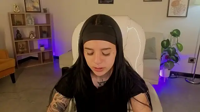 Nicole Foxx  online show from 14, 11, 2025