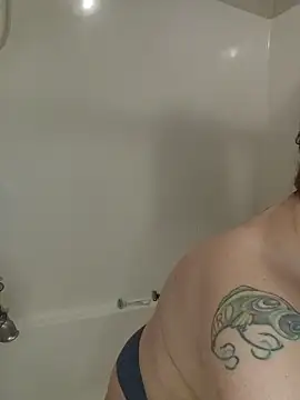 Snapshot of TattedMamaXOXO chatting on 21, 12, 2025 TattedMamaXOXO online show from 21, 12, 2025