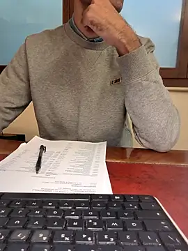 Snapshot of AvvocatoPorco chatting on 7, 10, 2025 AvvocatoPorco online show from 7, 10, 2025