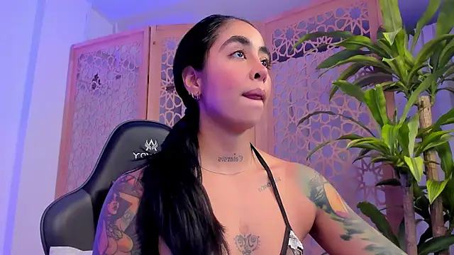 Snapshot of sophierooy22 chatting on 8, 1, 2025 sophierooy22 online show from 8, 1, 2025