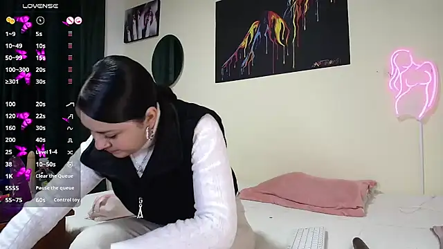 Emmie Hot online show from 4, 2, 2025