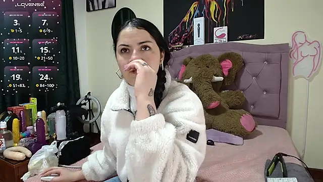 Emmie Hot online show from 12, 9, 2025