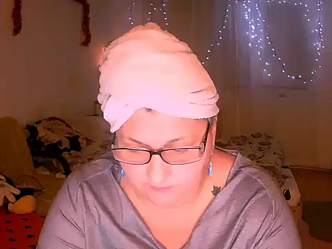 Snapshot of mayamayx chatting on 14, 12, 2025 mayamayx online show from 14, 12, 2025