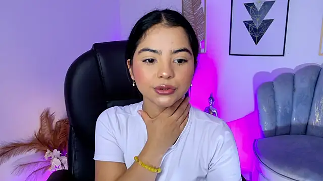 Snapshot of Layla_Breezee chatting on 21, 4, 2026 Layla Breezee online show from 21, 4, 2026
