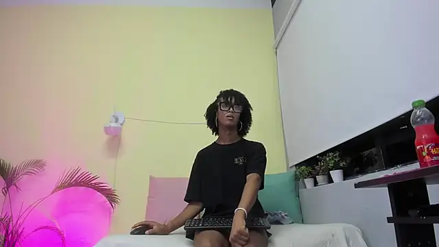 nahomy james25 online show from 13, 5, 2026